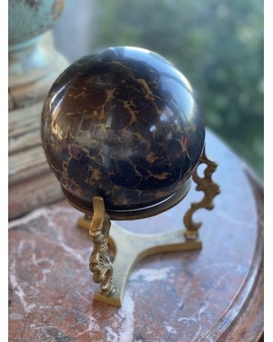 Bola de mármol con base de bronce.